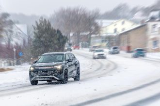 Policajti varuju pred poslednou zimnou skuskou ocakava sa snezenie jazdite opatrne vyzyvaju vodicov