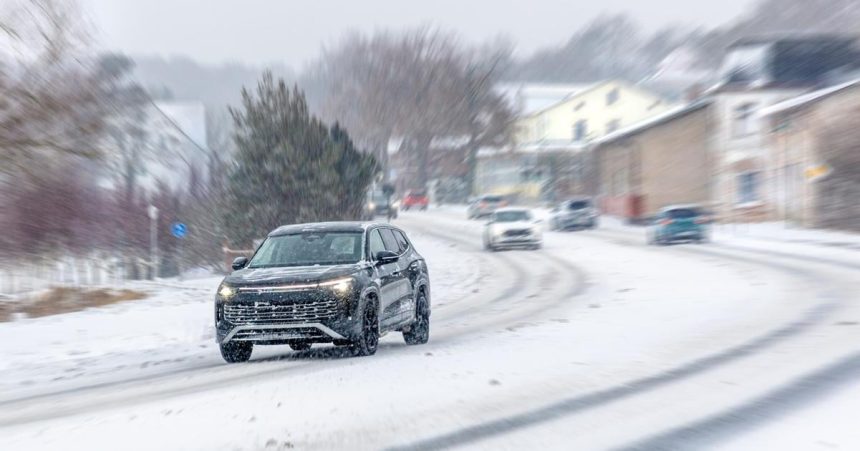 Policajti varuju pred poslednou zimnou skuskou ocakava sa snezenie jazdite opatrne vyzyvaju vodicov