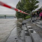 Policajti zachranili mladu zenu ktera skocila do Dunaja
