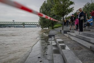 Policajti zachranili mladu zenu ktera skocila do Dunaja