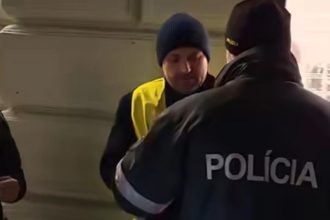 Policia zadrzala Orosza kvoli napisom Demonstranti tvrdia ze nesposobuju pochybnosti o Benesovych dekretoch