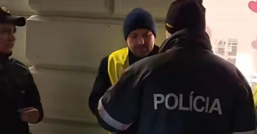 Policia zadrzala Orosza kvoli napisom Demonstranti tvrdia ze nesposobuju pochybnosti o Benesovych dekretoch