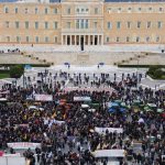 Pred budovou parlamentu v Atenach usporiadali farmari nocny protest