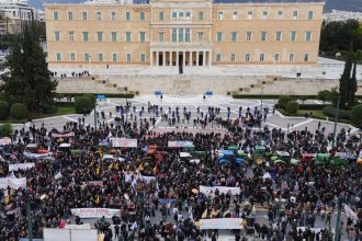 Pred budovou parlamentu v Atenach usporiadali farmari nocny protest