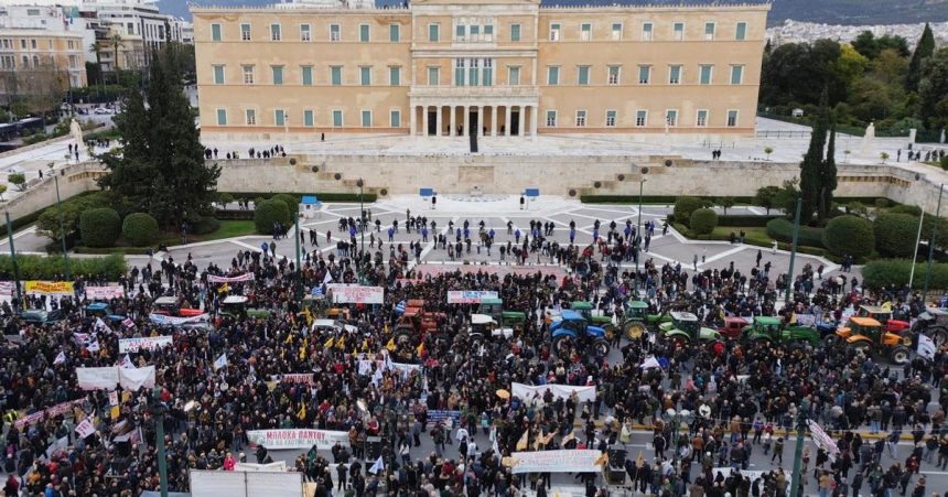 Pred budovou parlamentu v Atenach usporiadali farmari nocny protest