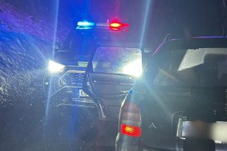 Rodic pod vplyvom drog a so zakazom soferovania narazil do auta policajnej hliadky