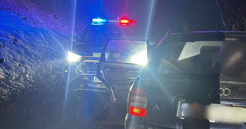 Rodic pod vplyvom drog a so zakazom soferovania narazil do auta policajnej hliadky