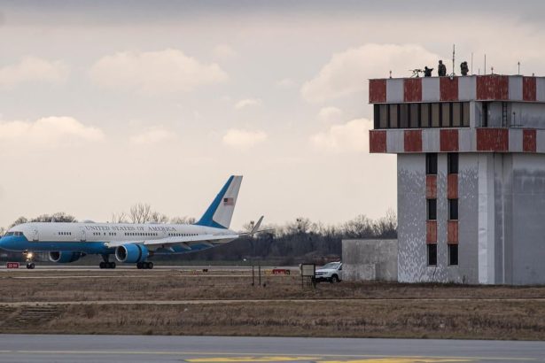 Rubio priletel na Air Force Three Kolona mala 19 vozidiel okolie palaca uzavreli