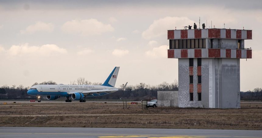 Rubio priletel na Air Force Three Kolona mala 19 vozidiel okolie palaca uzavreli