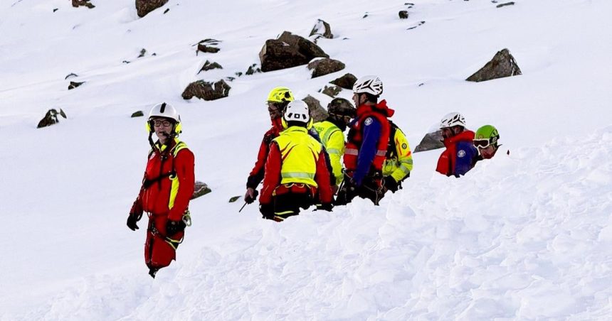 Taliansko Lavina v Alpach zabila dvoch lyziarov jedna osoba je v kritickom stave
