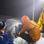 Traja ludia uviazli v fujavici nasli ich podchladenych v provizornom bivaku