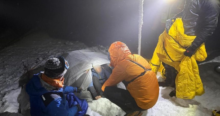 Traja ludia uviazli v fujavici nasli ich podchladenych v provizornom bivaku