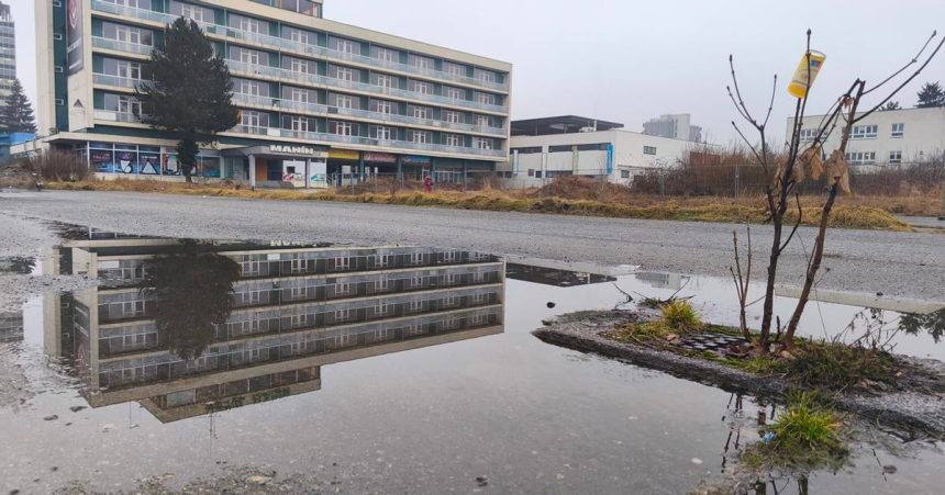 Za rybniky nezaplatil chce ich zasypat tonami zeminy z parkoviska pri hotele Manin