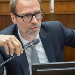 opozicia kritizuje plan kotlra vystupit na stredajsom rokovani vlady