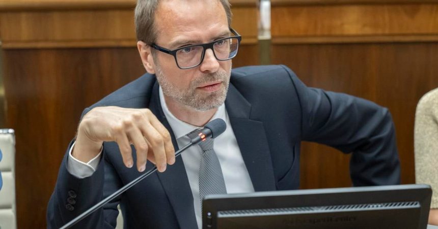 opozicia kritizuje plan kotlra vystupit na stredajsom rokovani vlady