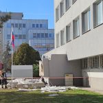 pad strechy v komarne mohol podla sutaja estoka sposobit aj nedavny otras skontroluju viacere budovy