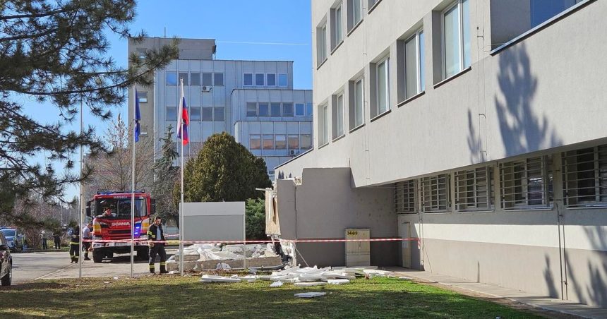 pad strechy v komarne mohol podla sutaja estoka sposobit aj nedavny otras skontroluju viacere budovy