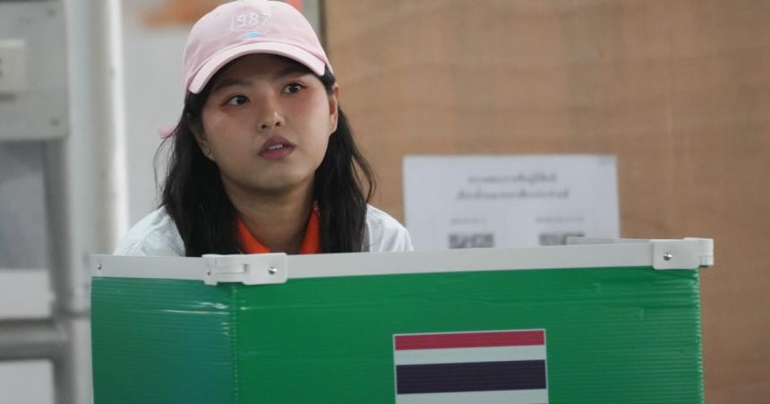 parlamentne volby sa zacali pozorovatelia predpokladaju tesny vysledok