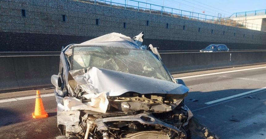 znicene automobily poskodena protihlukova stena vodic osobneho vozidla bol v case narazu vonku