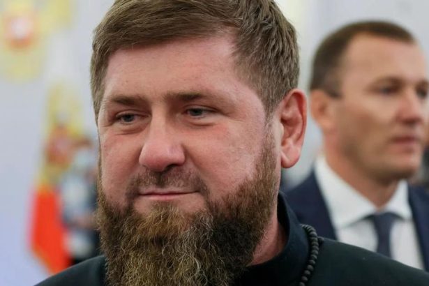 Adam Kadyrov sa po smrtenej autonehode v Groznom opat ukazal na verejnosti