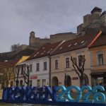 Centrum je bez zivota turisti sa nezdrzia Mesto pokoja hlada svoju identitu miestni radia