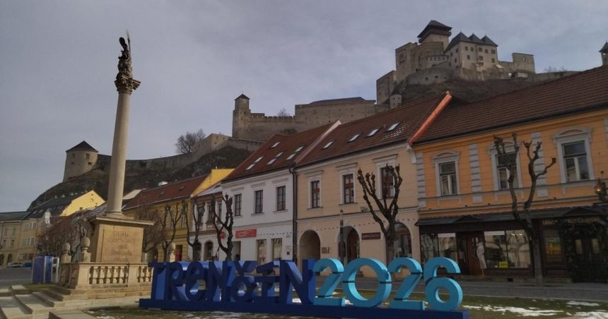 Centrum je bez zivota turisti sa nezdrzia Mesto pokoja hlada svoju identitu miestni radia
