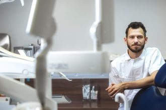 Cesi vyvinuli prvu probioticku zubnu nit na svete ktora znizuje vyskyt bakterii spojenych so zapalmi dasien