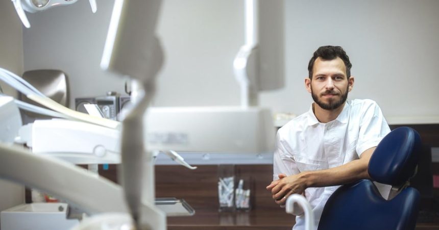 Cesi vyvinuli prvu probioticku zubnu nit na svete ktora znizuje vyskyt bakterii spojenych so zapalmi dasien