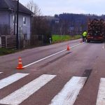 Dieta na priechode zrazilo nakladne auto nalozene drevom do nemocnice ho prevazali vrtulnikom