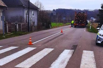 Dieta na priechode zrazilo nakladne auto nalozene drevom do nemocnice ho prevazali vrtulnikom