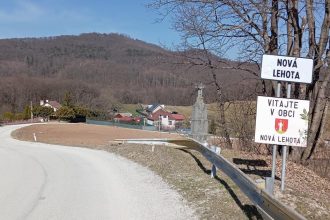 Este pred par rokmi tam fotografovali davy turistov ale po skonceni nakruania zaujem o obec opadol