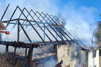 Hasici mali rusnu sobotu v okrese horeli dva domy Dve osoby skoncili v nemocnici