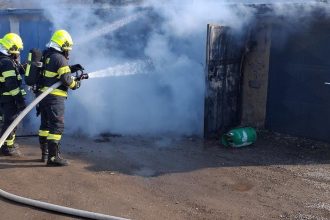 Hasici zasahuju pri poziari garaze nasli v nej plynove flase hrozil ich vybuch