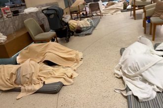 Ich hotel zasiahol dron styri noci stravili v ukryte pasazieri stvrtkoveho letu sa obavaju nenavisti na internete