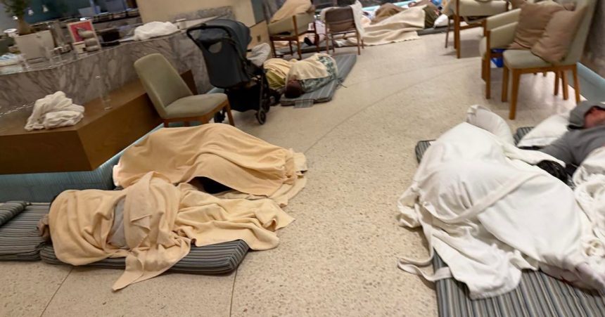 Ich hotel zasiahol dron styri noci stravili v ukryte pasazieri stvrtkoveho letu sa obavaju nenavisti na internete