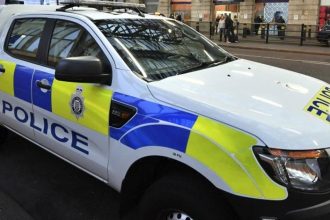 Manzela britskej poslankyne podozriveho zo spionaze pre Cinu prepustili