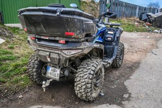 Mlady chlapec havaroval na stvorkolke spolujazdec sa tazko zranil