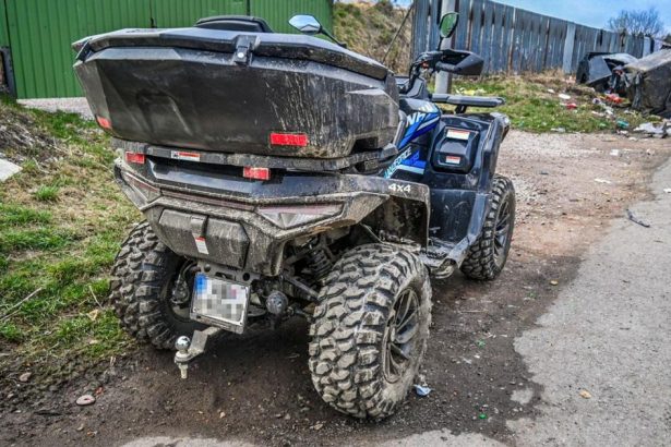 Mlady chlapec havaroval na stvorkolke spolujazdec sa tazko zranil