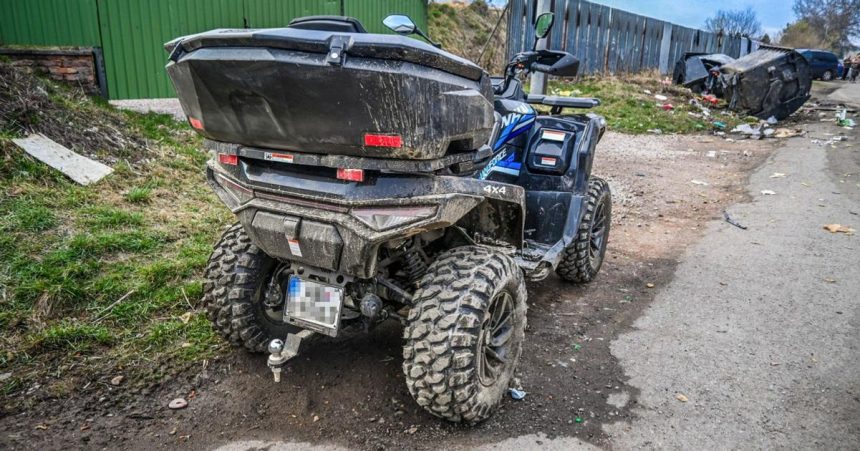 Mlady chlapec havaroval na stvorkolke spolujazdec sa tazko zranil