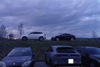 Nezastavi ich ani dopravne znacenie Vodici opakovane parkuju na hradzi Vahu naprik zakazu