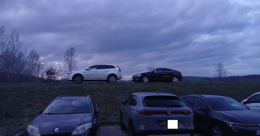 Nezastavi ich ani dopravne znacenie Vodici opakovane parkuju na hradzi Vahu naprik zakazu