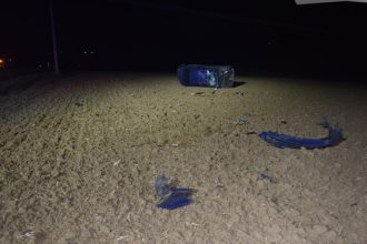 Plechy boli rozptylene po poli auto sa po naraze do znacky viackrat prevratilo