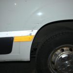 Policajt v areali polizie narazil sluzobnym autom do rohu budovy a poskodil ho