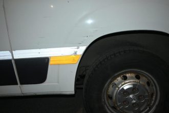 Policajt v areali polizie narazil sluzobnym autom do rohu budovy a poskodil ho