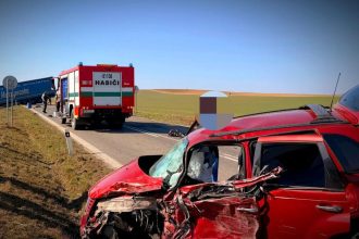 Pri Sarisksych Michalanoch doslo k zrazke nakladneho auta s osobnym autom