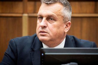 SNS avizuje pripravu zakona ktory zakaze aktvnym politikom vlastnit mdia
