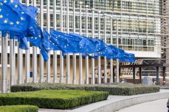 Styri pornograficke platformy podla Europskej komisie nechrantia maloletych pouzivatelov