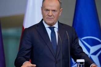 Tusk zostava predsedom Obcianskej koalicie bol jedinym kandidatomb