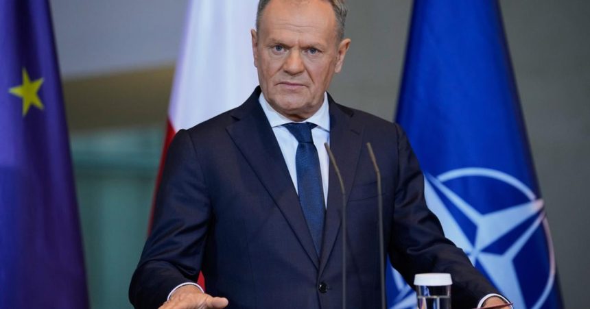 Tusk zostava predsedom Obcianskej koalicie bol jedinym kandidatomb
