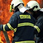 V Dolnej Marikovej hori les hasici zo styroch okresov sa snazia dostat poziar pod kontrolu